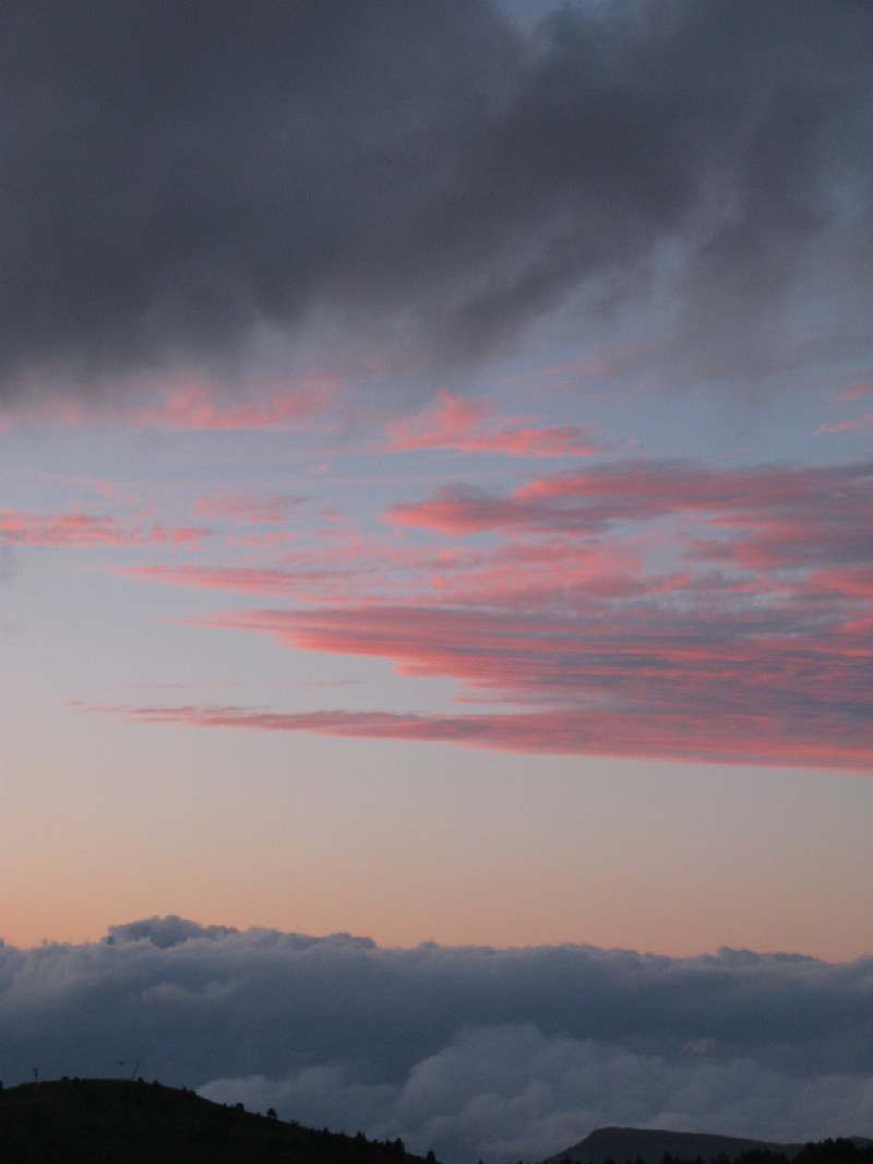 Ciel nuageux rouge et gris sur Veymont